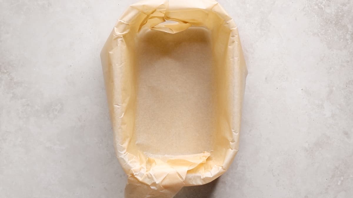 Container lined with baking paper