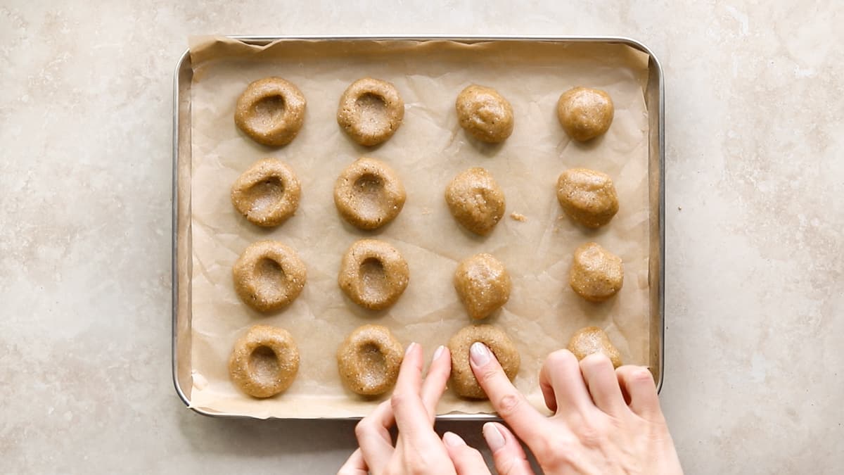 Make an indentation in the middle of each cookie
