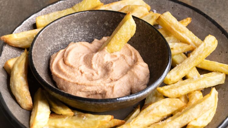 Homemade vegan burger sauce served with oven baked potato chips