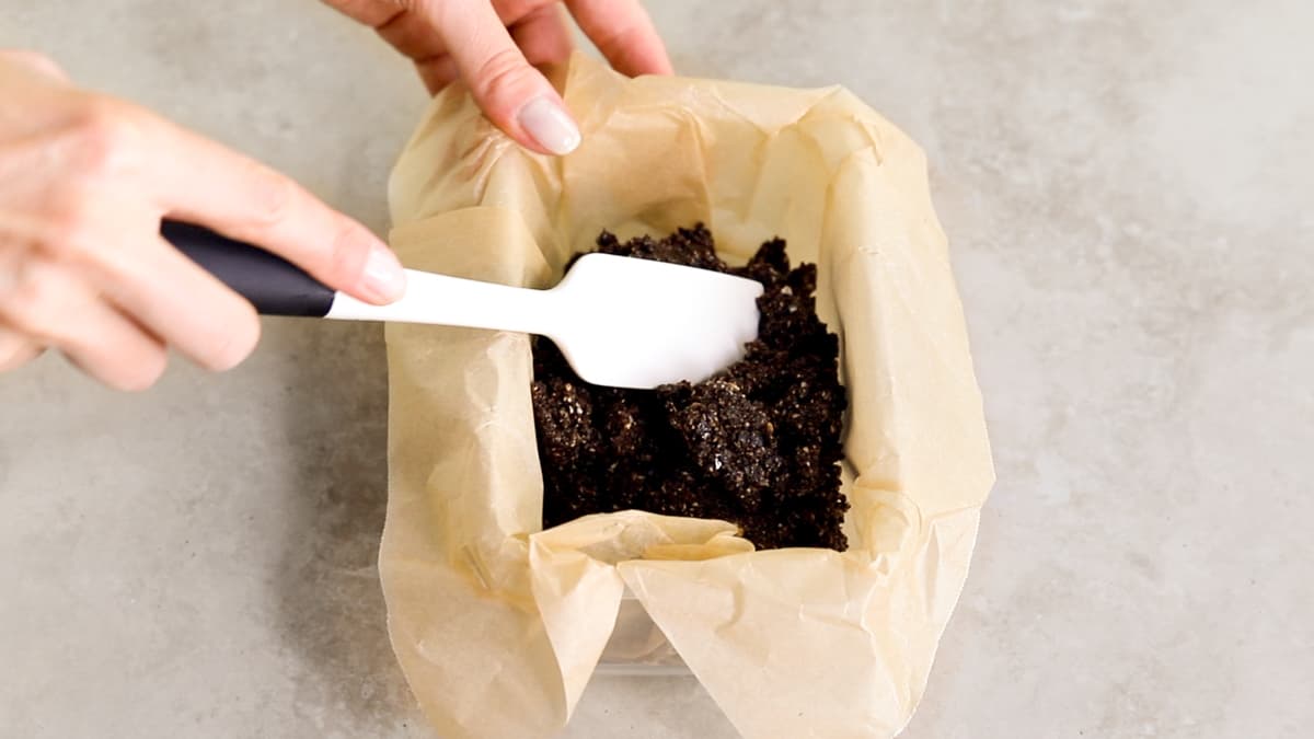 Press the base mixture for the slice into the container