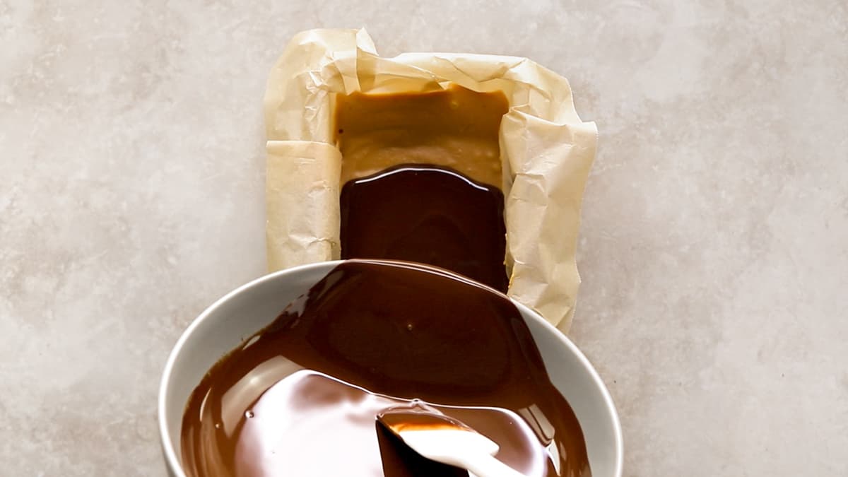 Pour the chocolate topping mixture over the filling