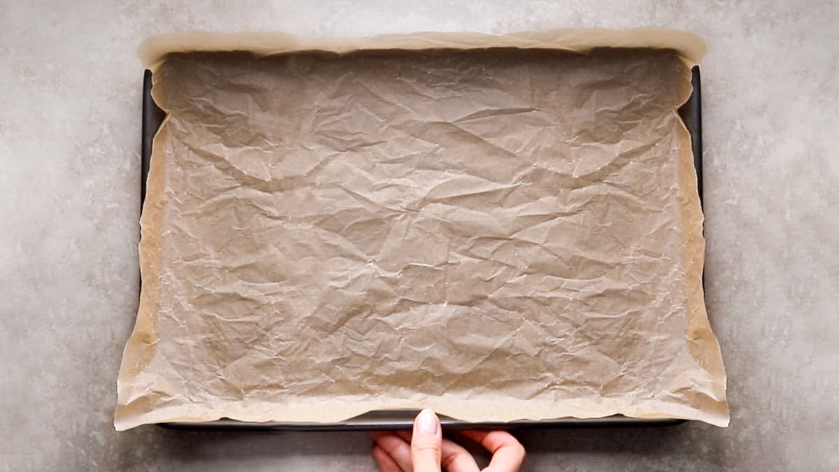 aking tray lined with parchment paper ready for pumpkin slices