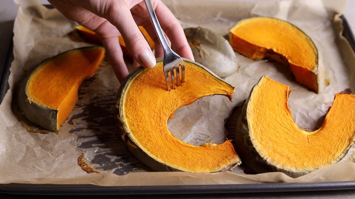 Using a fork to test whether baked pumpkin is soft