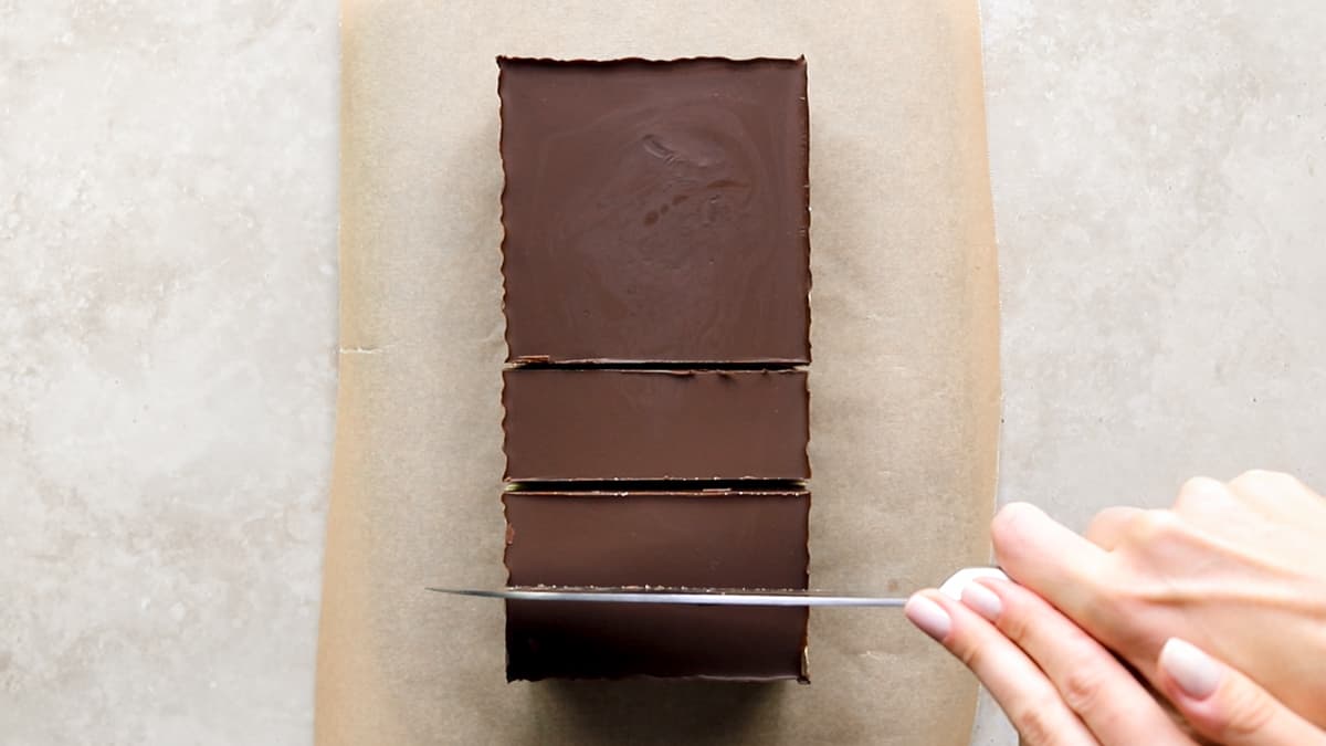 Cut the mint slice into pieces