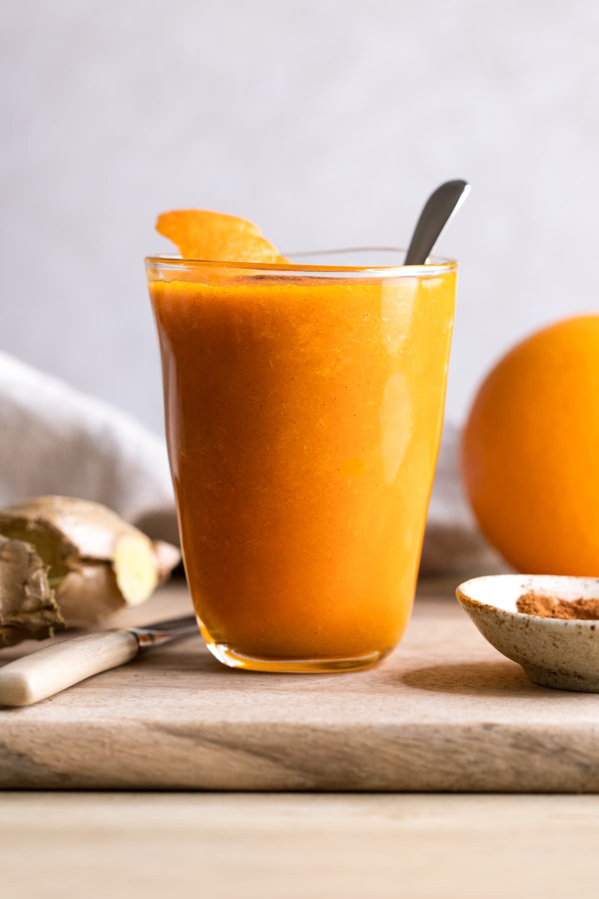 اسموتی هویج زنجبیلی پرتقالی که با پوست پرتقال تزئین شده است