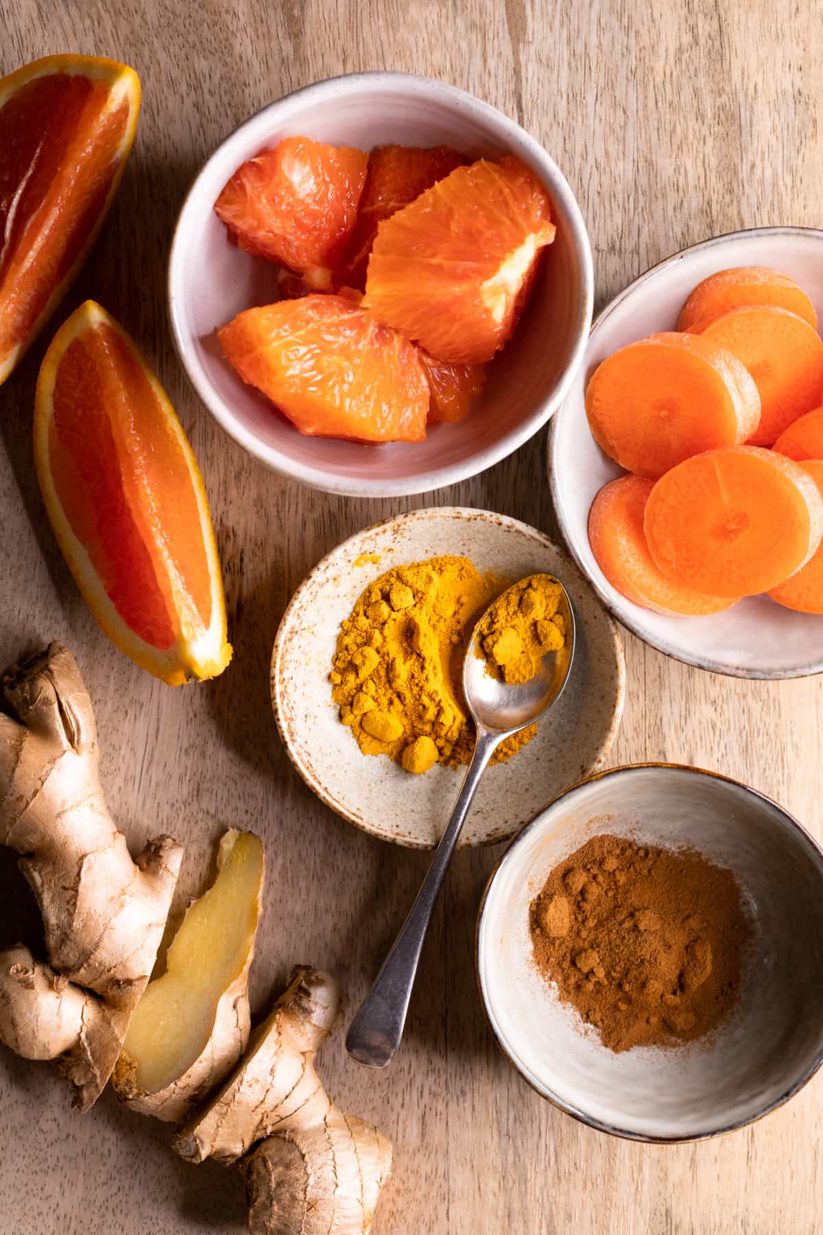 مواد لازم برای تهیه اسموتی هویج زنجبیلی پرتقالی