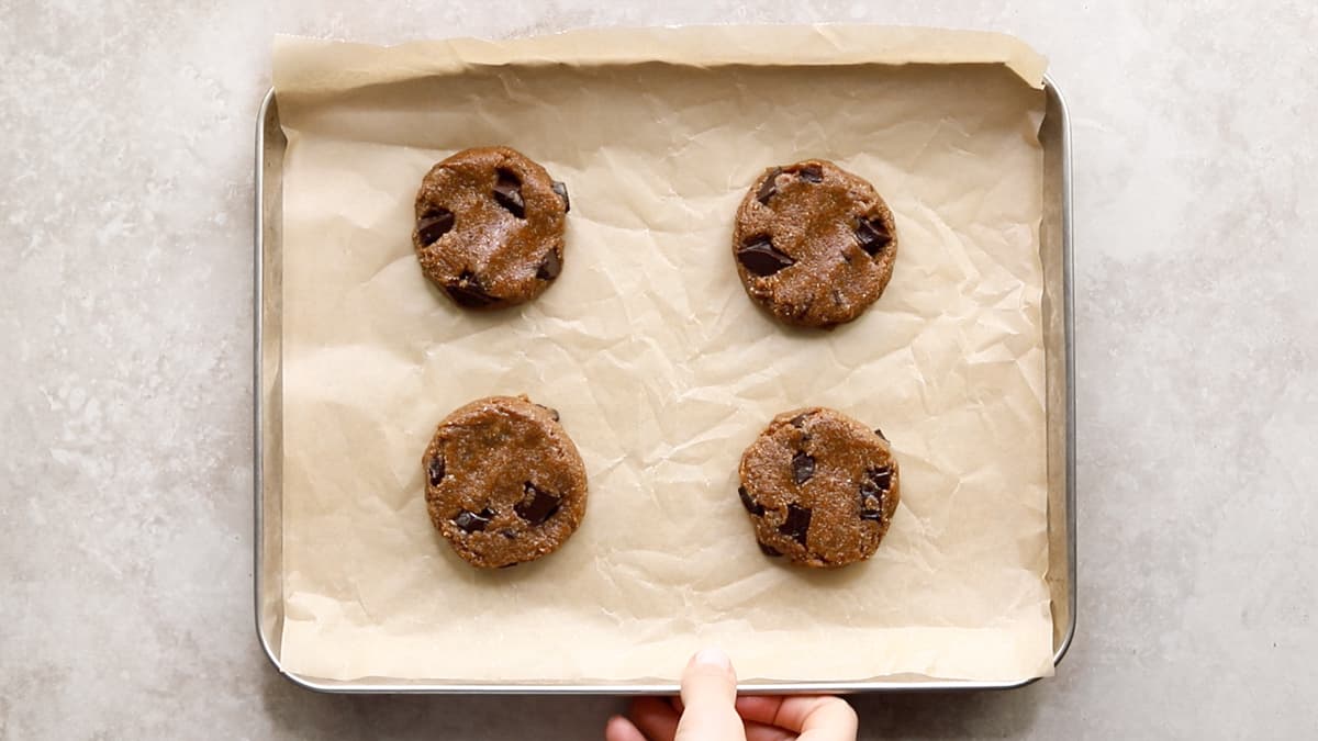 Shape the cookie dough into rounds