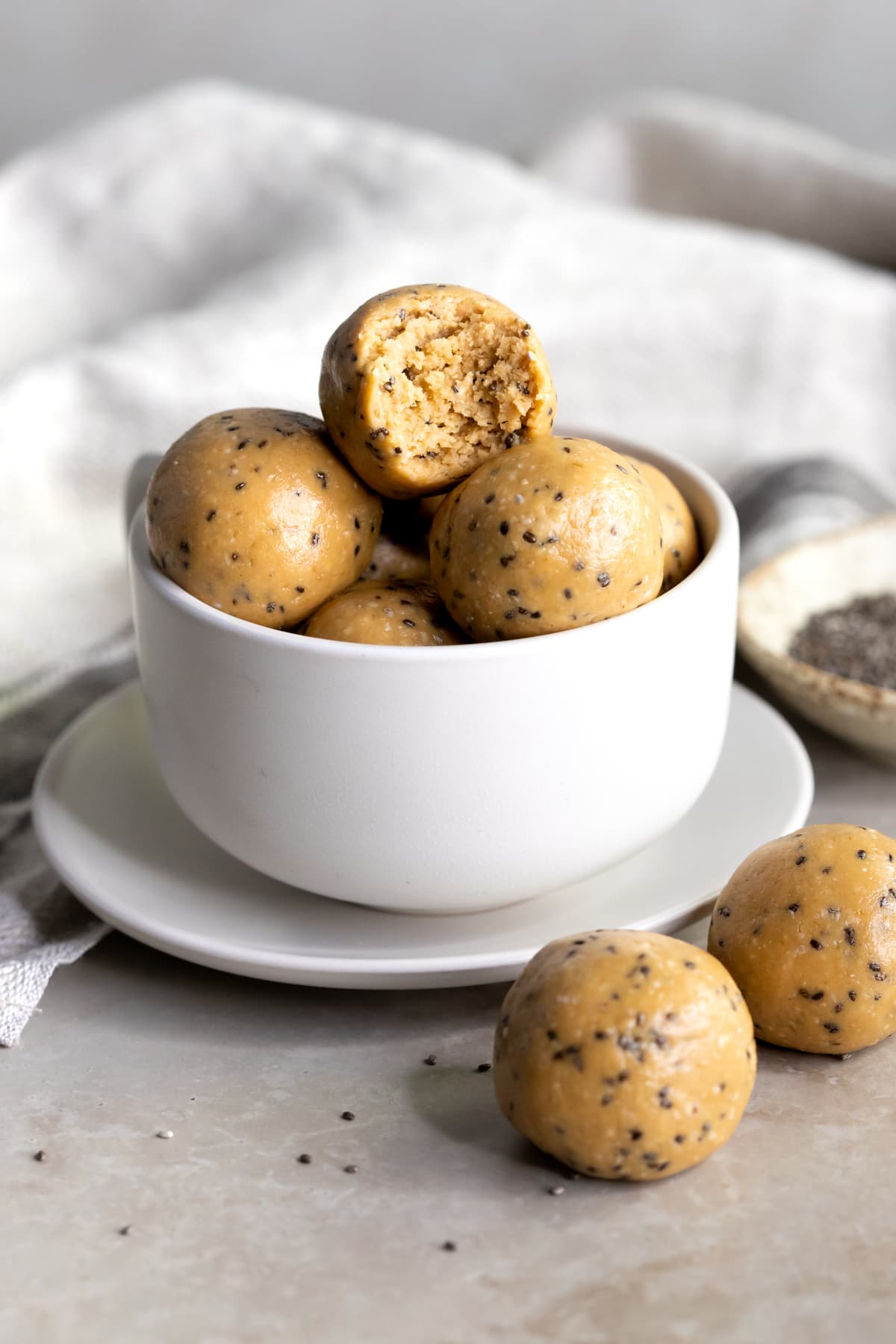 No bake peanut butter oat energy balls with protein