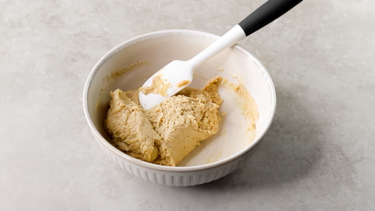 Mix the base of the peanut butter protein slice