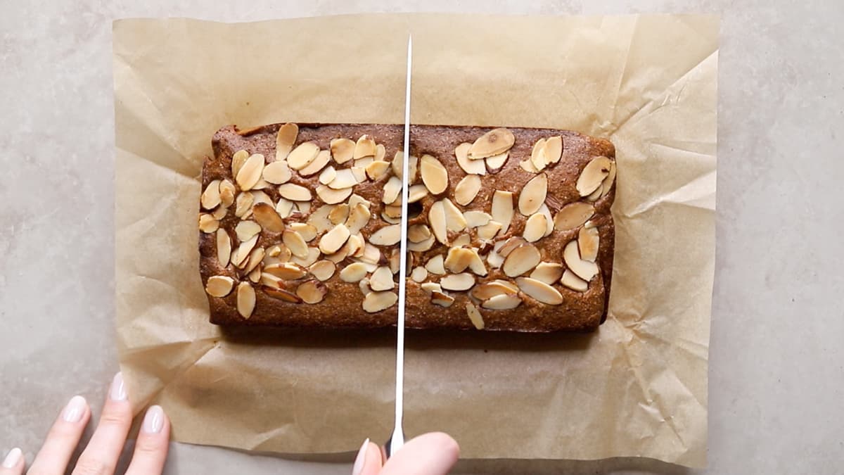 Once cooled, cut the almond blondies with a sharp knife