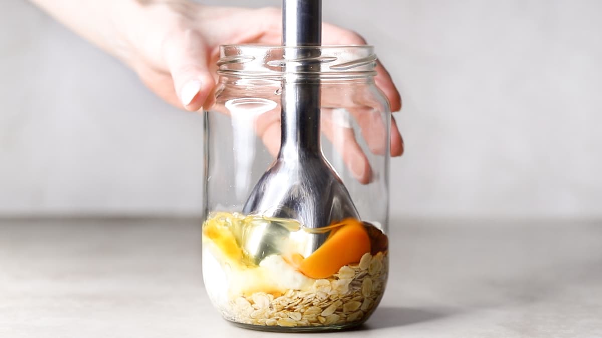 Blend the ingredients for the baked oats with a hand blender