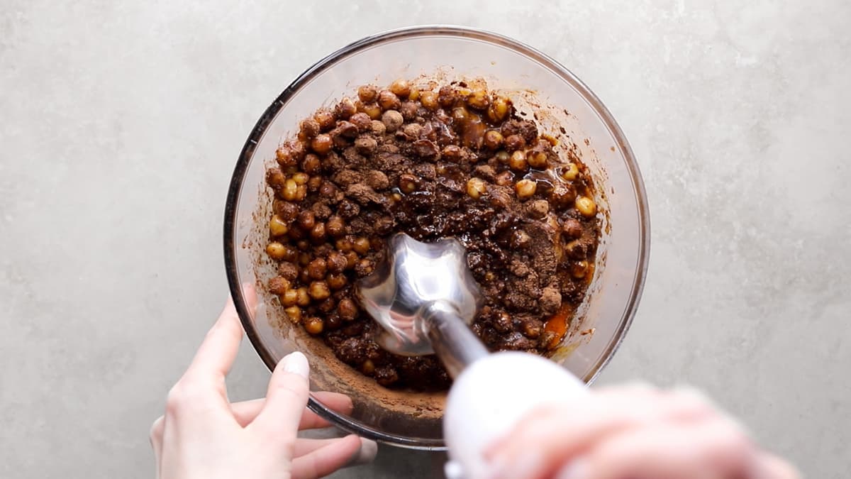 Blend the chickpea chocolate cake batter