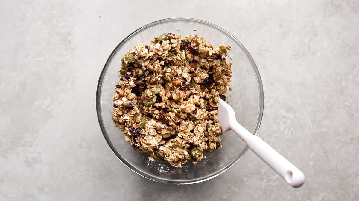 Mix the wet and dry ingredients for the granola bars